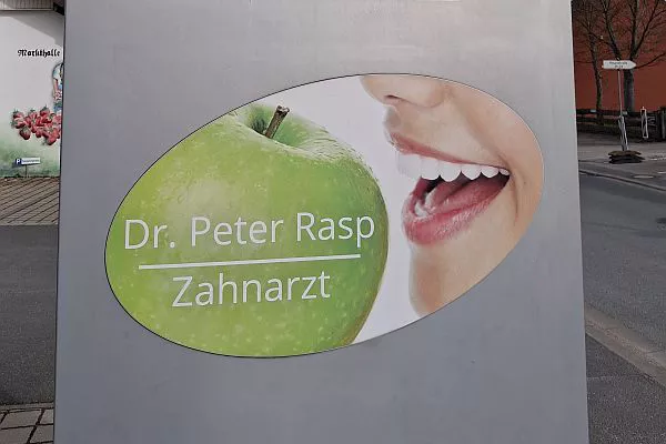 Zahnarzt Dr. Rasp. Praxisschild